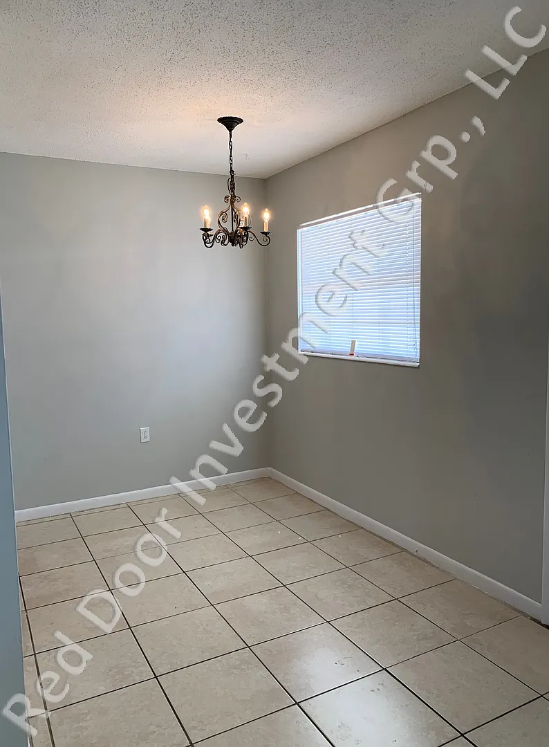 Spacious 1/1 Upstairs Condo - minutes from Downtown Leesburg — Photo 2