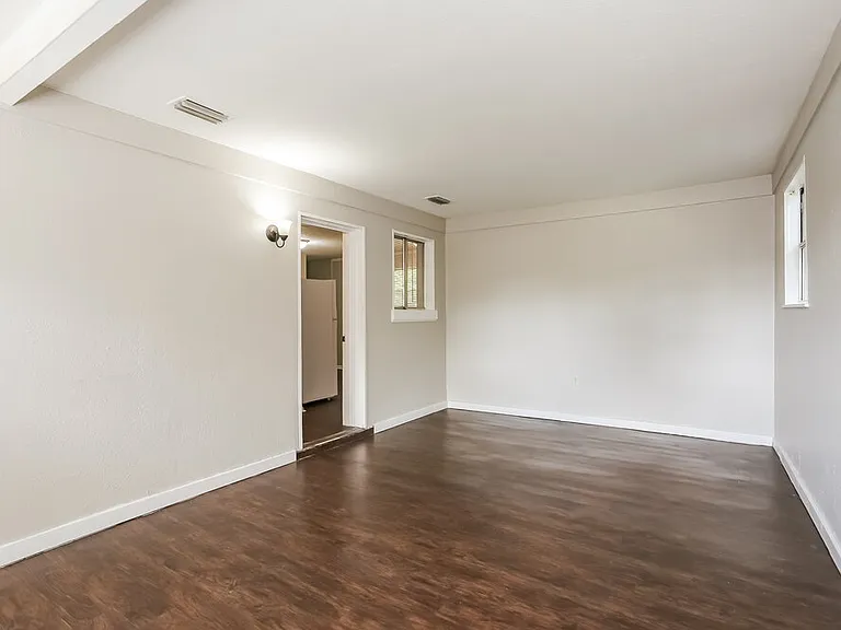 6812 Hawkins Ct — Photo 4