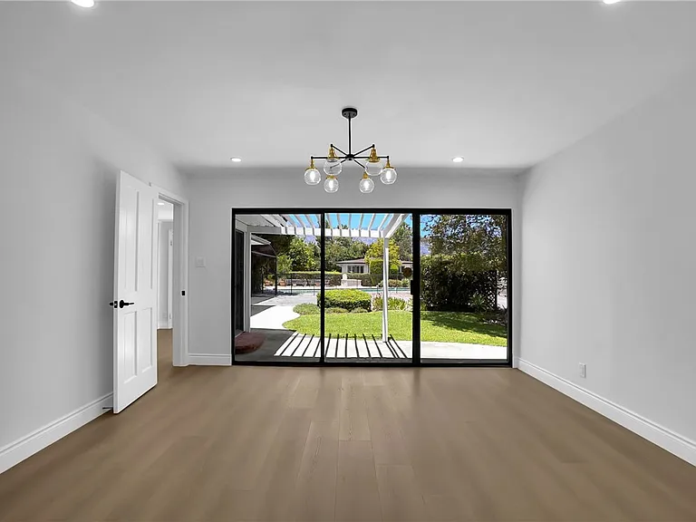 325 W Le Roy Ave — Photo 10
