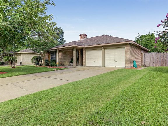 3rd image of 702 Stoneledge Dr