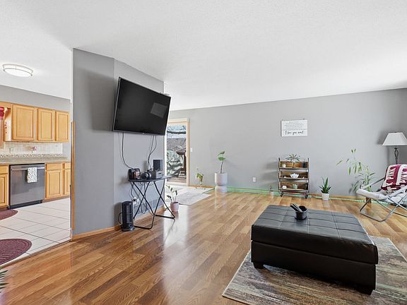 5th image of 407 W Oak St