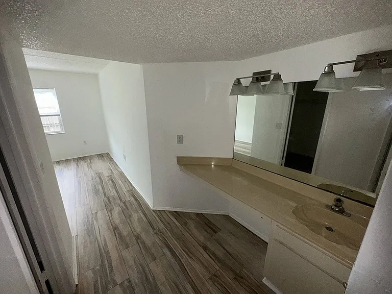6509 Dumont Ave — Photo 9