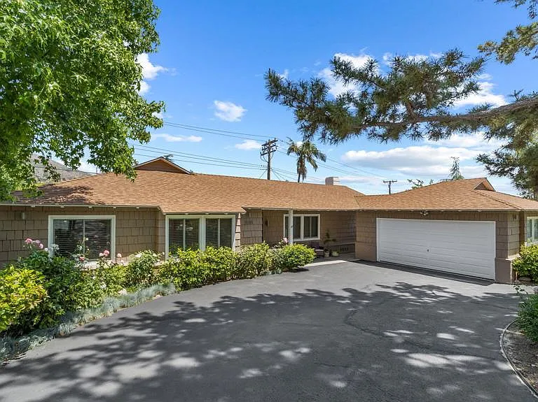 2030 N Altadena Dr — Photo 2