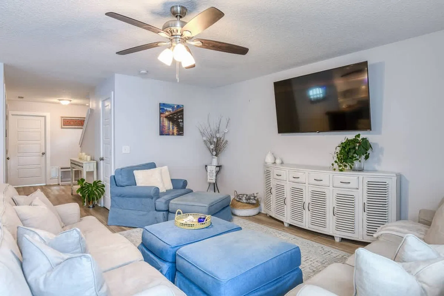 5 bed, 2.0 bath, 2744 sqft, $10,304 — Photo 4