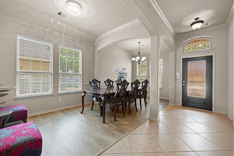 4 bed, 2.0 bath, 2191 sqft, $2,200 — Photo 4