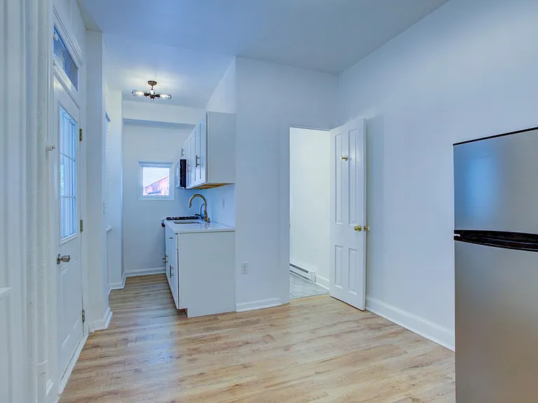 329 E Chestnut St #1 — Photo 17