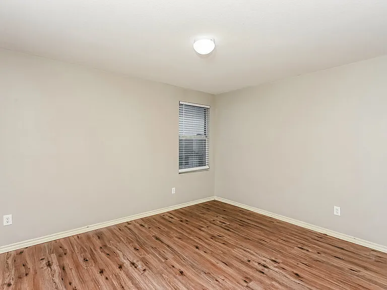 517 Creekbend St — Photo 15