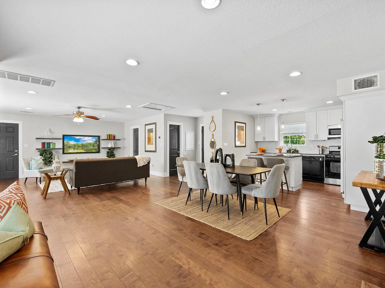 5 bed, 2.0 bath, 2116 sqft, $3,000 — Photo 1