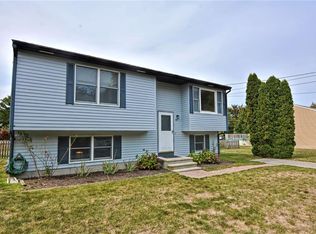 18 Peckham Pl, Bristol, RI 02809