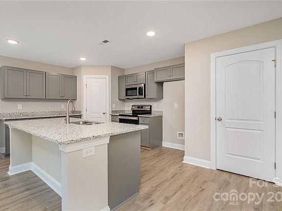 4th image of 827 Accent Ave SE