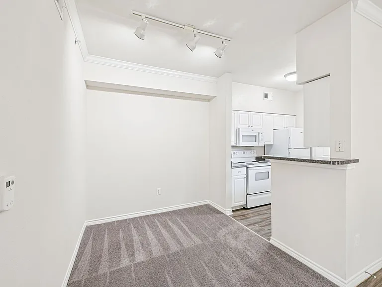 Oaks Riverchase Apartments — Photo 8