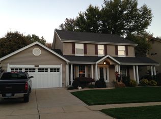 925 Oakmoor Dr, Fenton, MO 63026