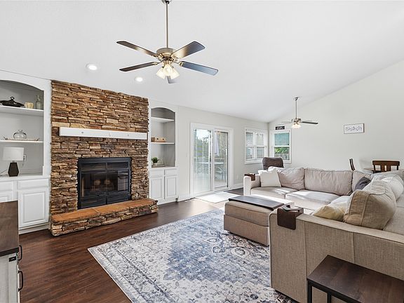 5th image of 309 NW Winterberry St