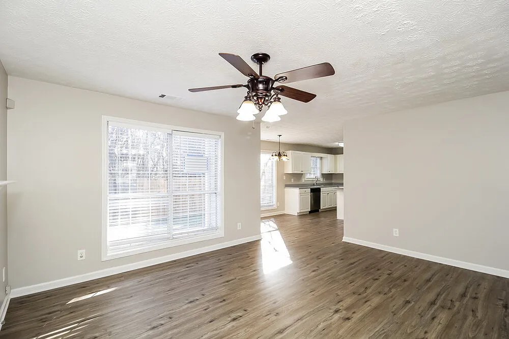 3 bed, 2.5 bath, 2293 sqft, $2,365 — Photo 4