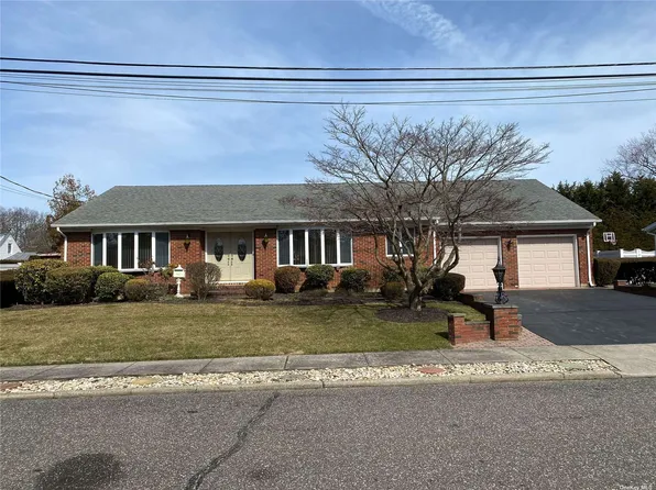 8 Adams St N, Farmingdale, NY 11735