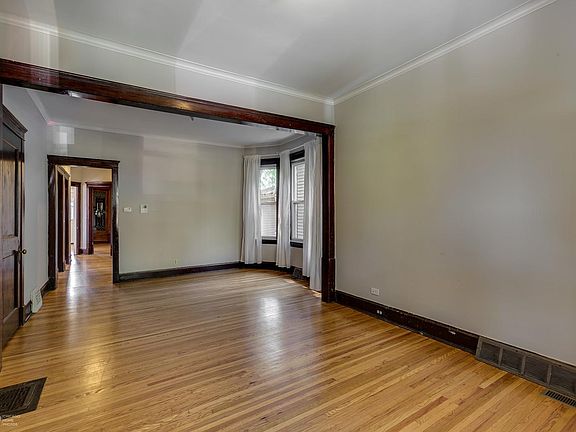 4th image of 3943 N Lowell Ave