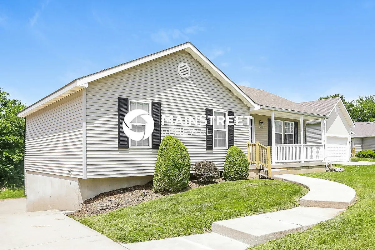 Front View - 1024 NE Queens Ct