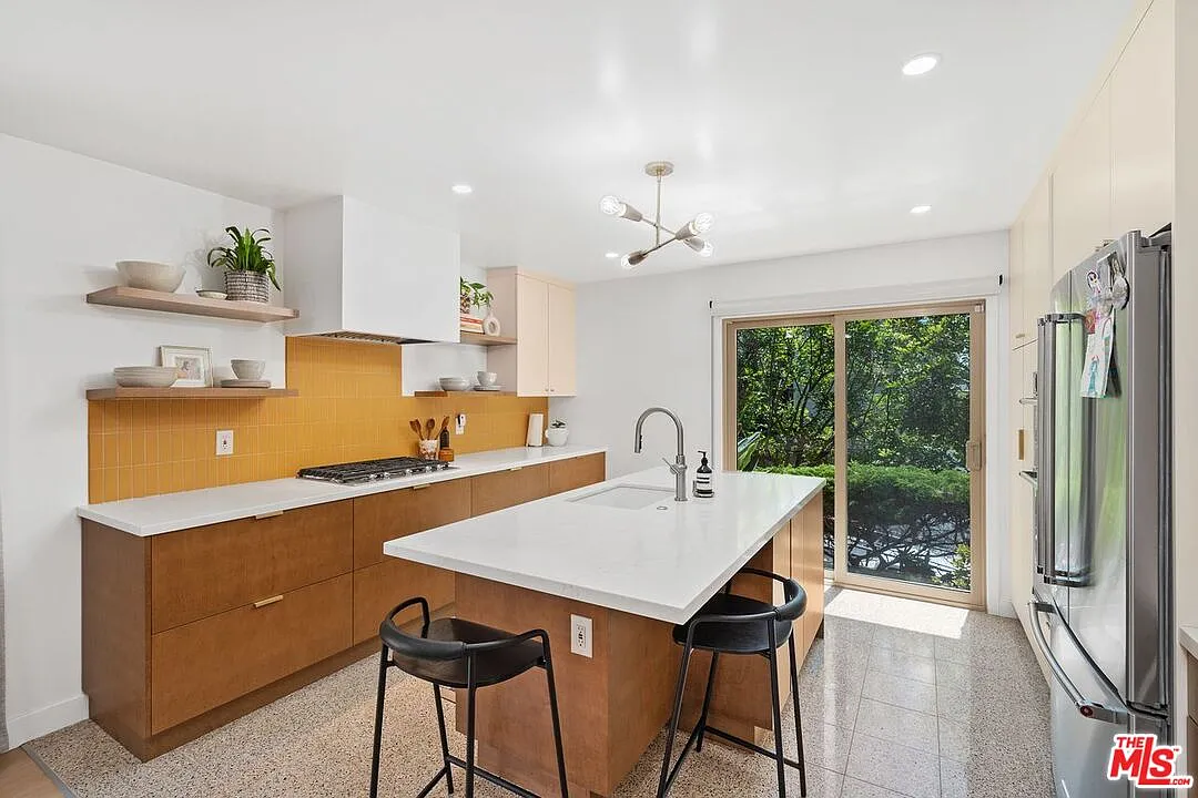 3 bed, 2.5 bath, 1714 sqft, $6,100 — Photo 3