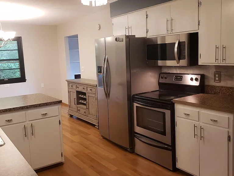 405 Creek Ln — Photo 2