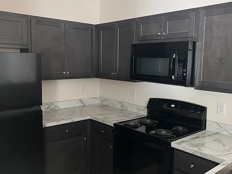 409 Court Yard Ln — Photo 40