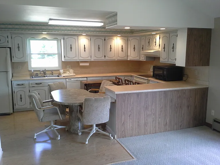 327 Forest Dr — Photo 3