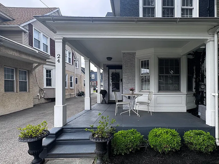 24 Thomas Ave — Photo 3