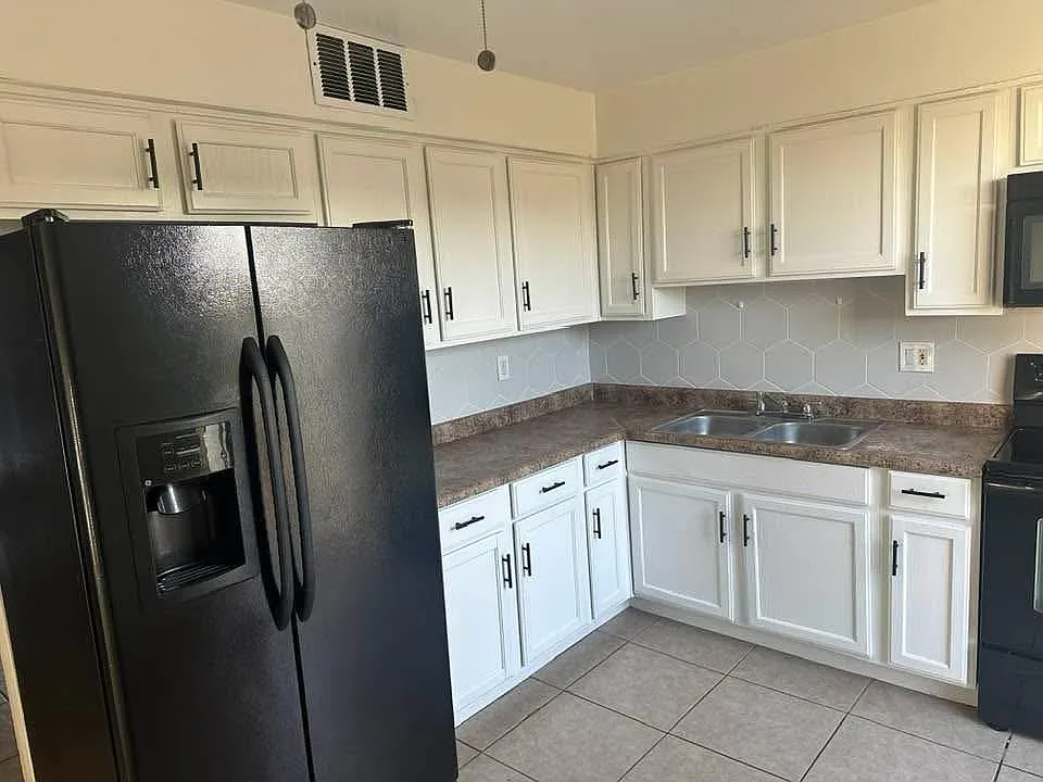 2 bed, 1.5 bath, 1026 sqft, $1,600 — Photo 2