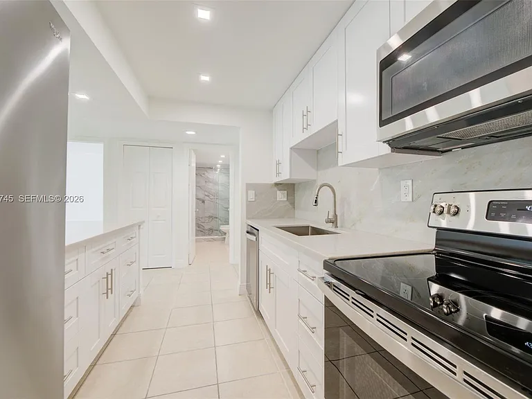 200 Lakeview Dr #211 — Photo 4