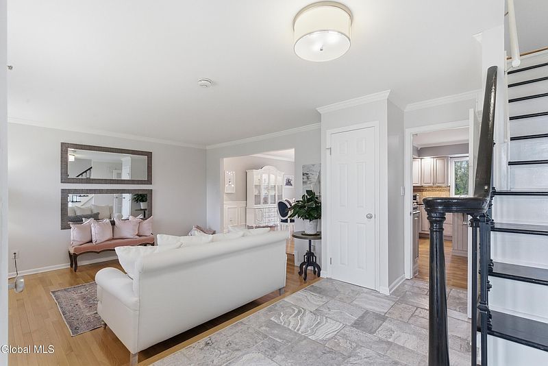 5th image of 43 Brinker Drive S