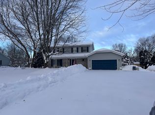 4N536 Arrowhead Dr, St Charles, IL 60175