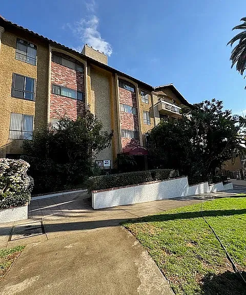 1735 N Fuller Ave #323 — Photo 1