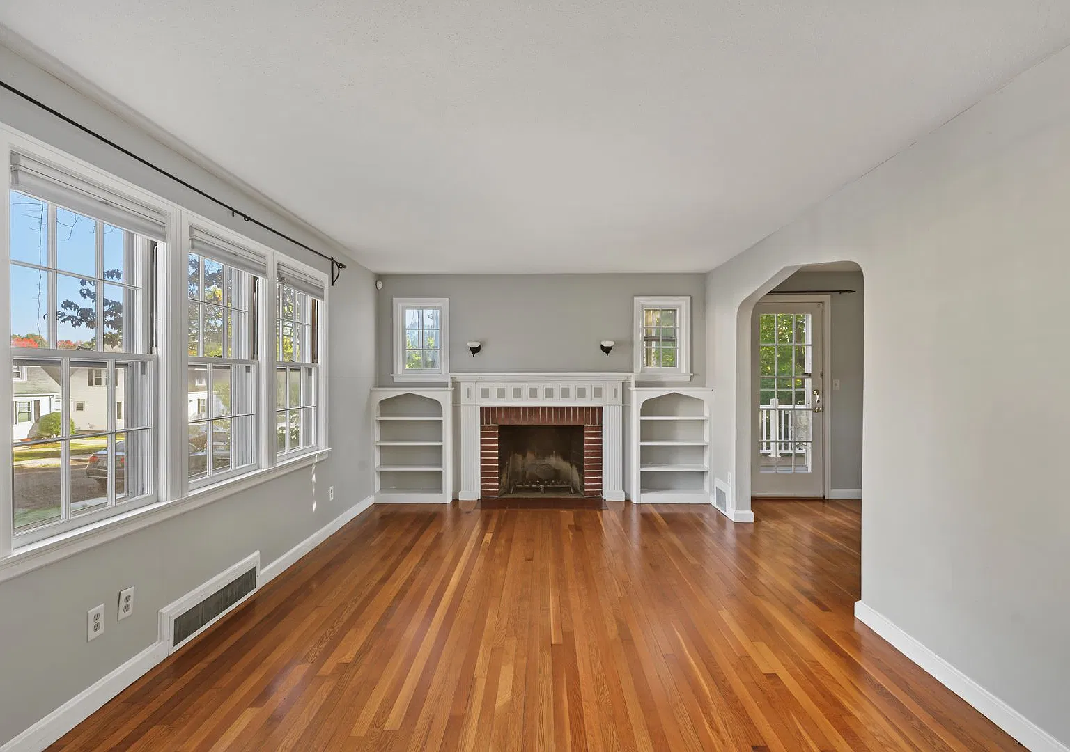 Charming Updated 3 Bed, 1.5 Bath House for Rent in Holyoke! — Photo 3
