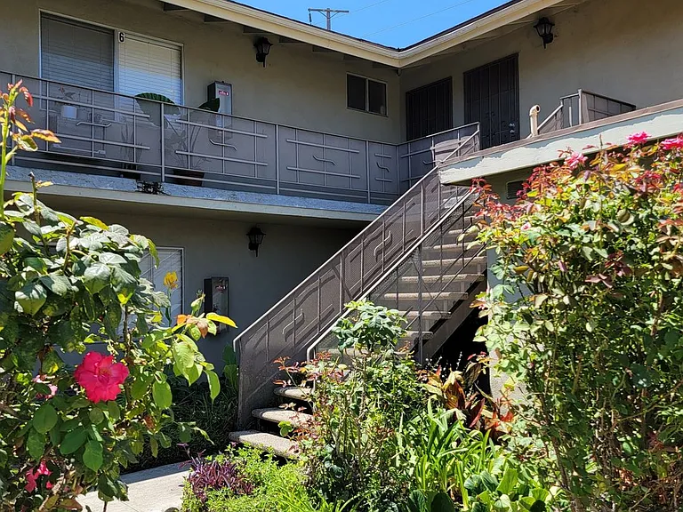 541 La Cadena Way — Photo 2