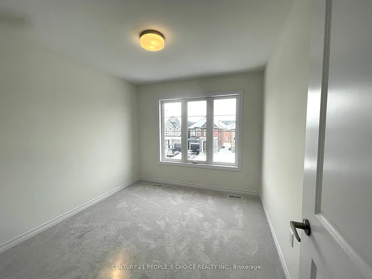 1471 Blackmore St — Photo 37