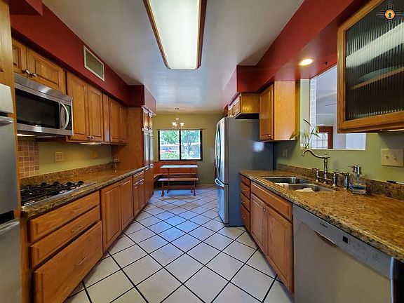 3rd image of 1202 N Country Club Cir