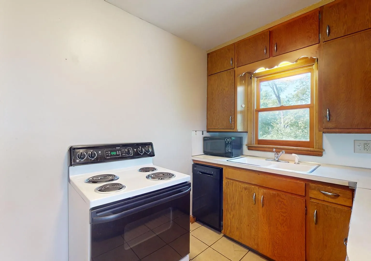 Walk to ISU 2BD Plus Bonus Room — Photo 2