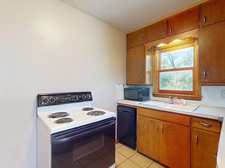 2633 Hunt St — Photo 2