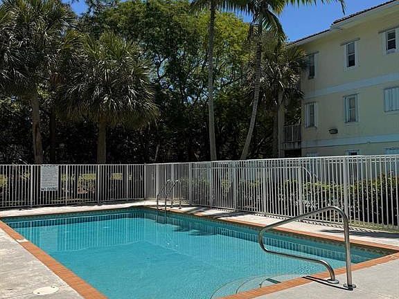 5th image of 2941 Riverside Drive #303