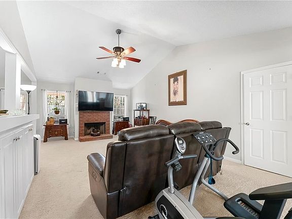 3rd image of 290 Sasnett Dr