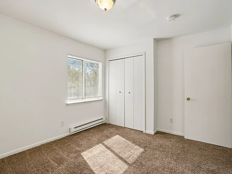 Comfortable bedrooms include plush carpeting and window blinds for privacy and light control, professionally operated by Highlands Vista Group.