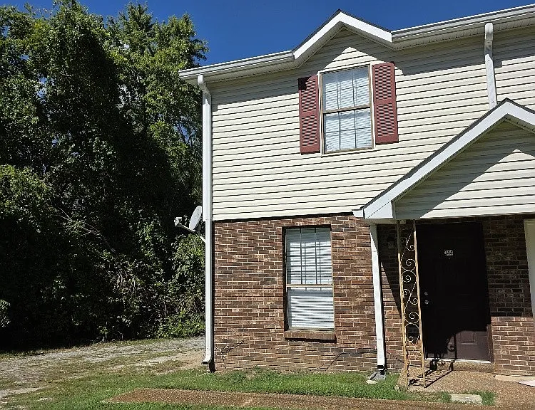 344 E Webster St — Photo 1