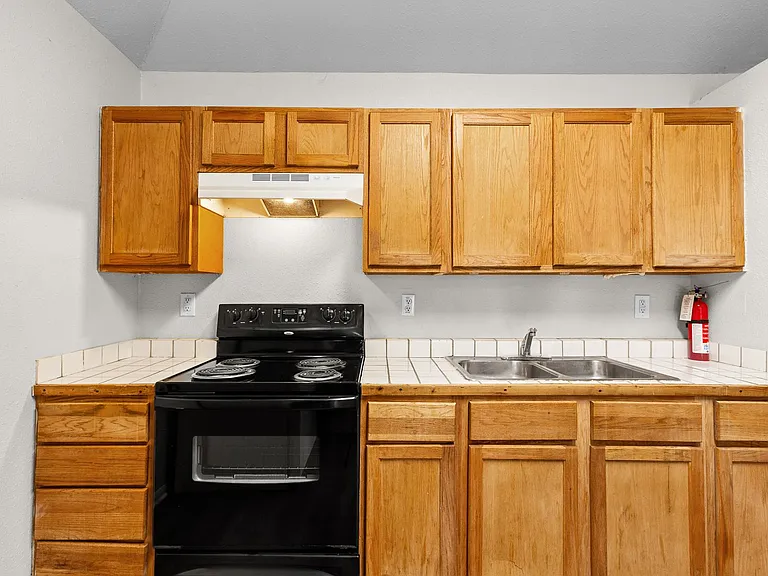 1628 Gordon St — Photo 3