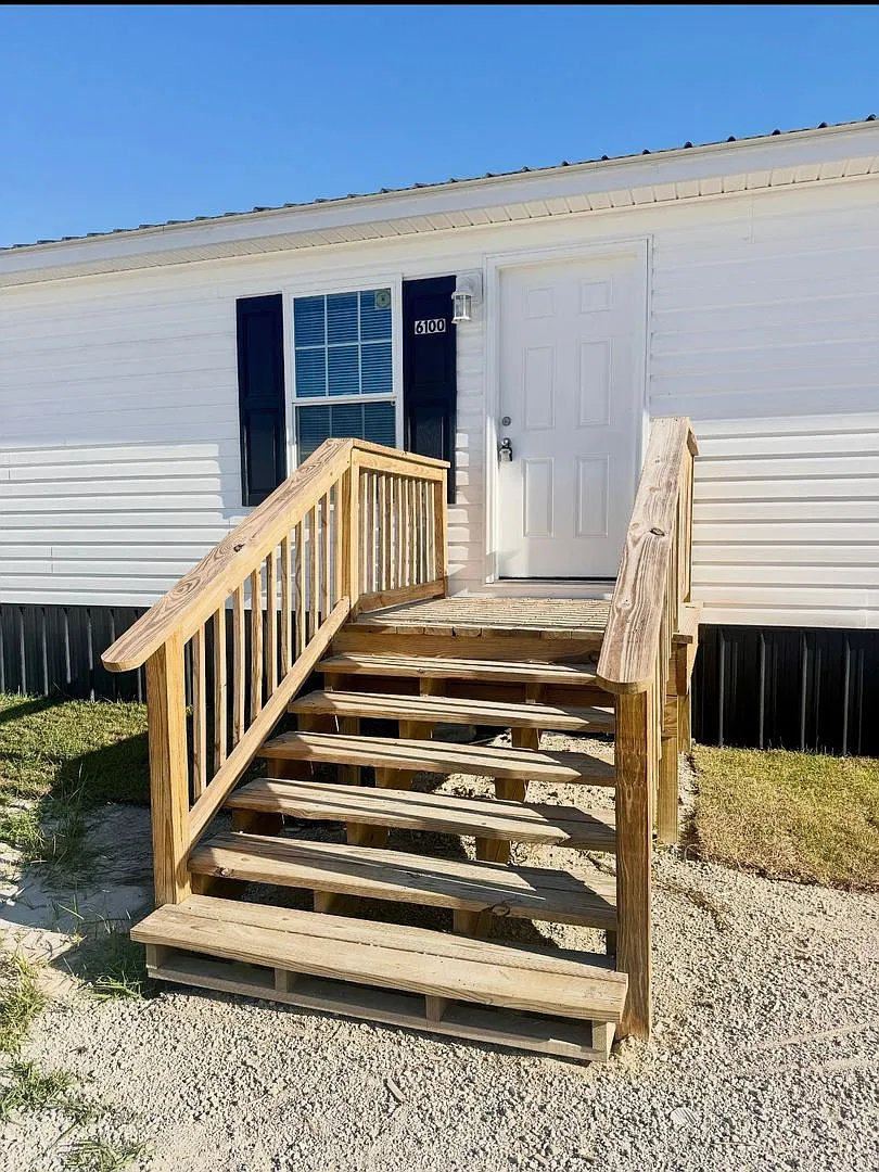 Immaculate 2 BR/ 2 BA - Move in Ready! — Photo 1