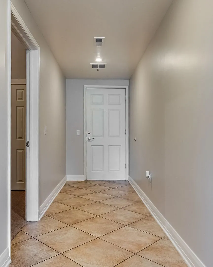 Spacious 3bd/2.5ba residence with City & Mountain Views — Photo 2