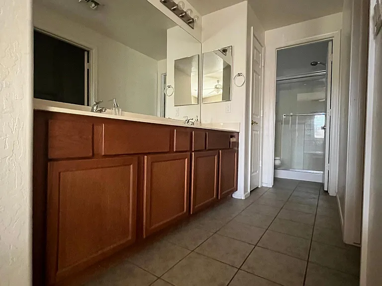 Double vanity - en-suite to master bedroom