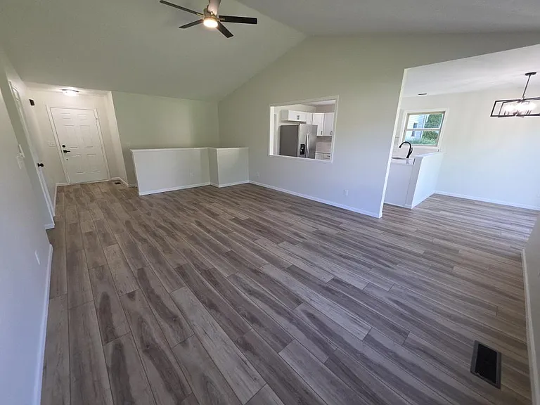 1813 Rambling Rose Ln — Photo 3
