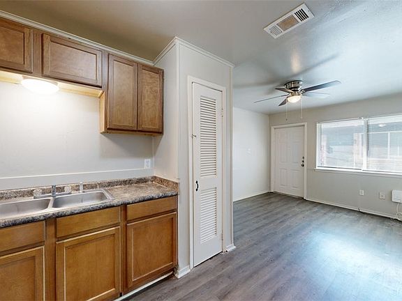 5th image of 204 Lynn Dr APT C