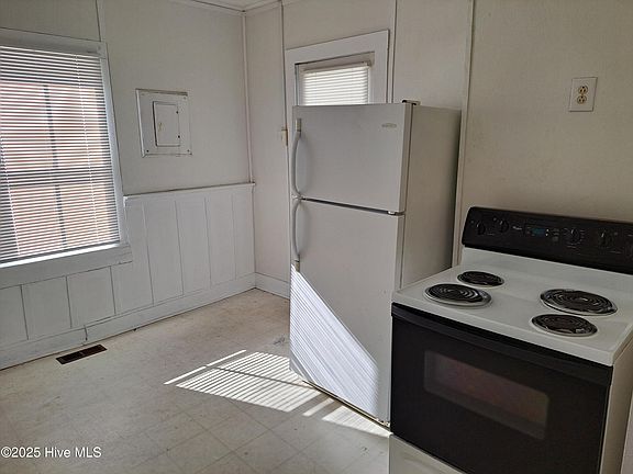 5th image of 1501 Arendell St #A