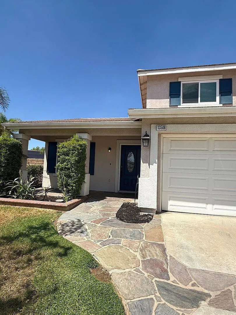 Beautiful 2 story 4 bed/2.5 bath Home in Yucaipa, Ca. — Photo 2