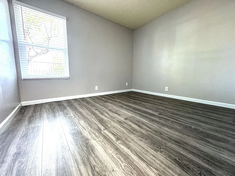195 E Pacific Ave — Photo 14
